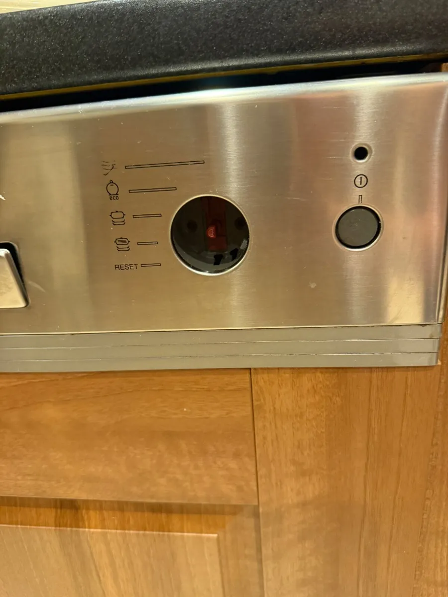 Semi-integrated Hotpoint Dishwasher - Image 2