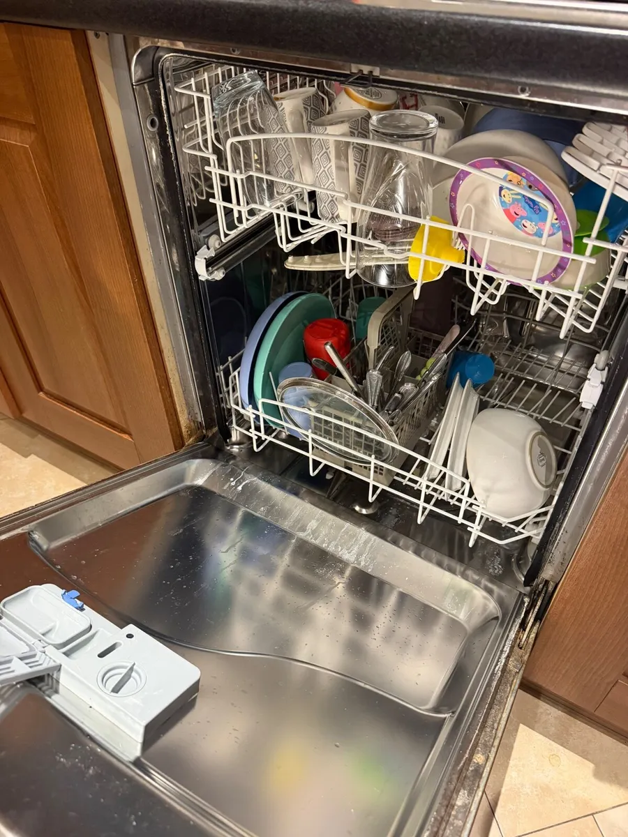 Semi-integrated Hotpoint Dishwasher - Image 3