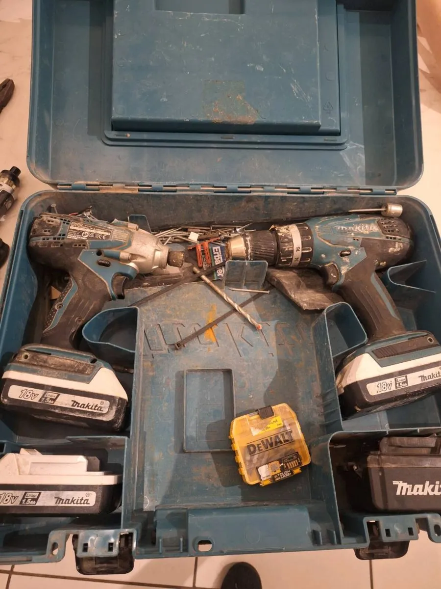 Makita G series Kit ( with 3 batteries & charger)
