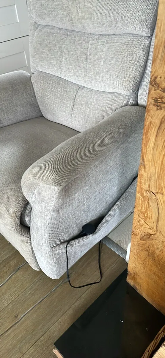 Electric riser recliner - Image 4