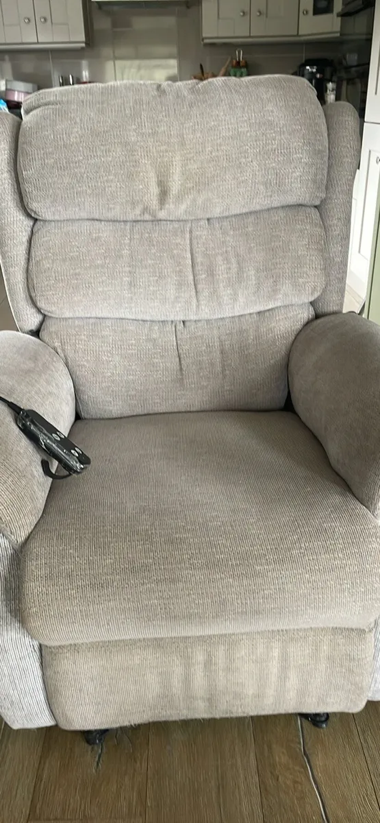 Electric riser recliner - Image 2