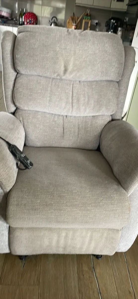 Electric riser recliner - Image 3