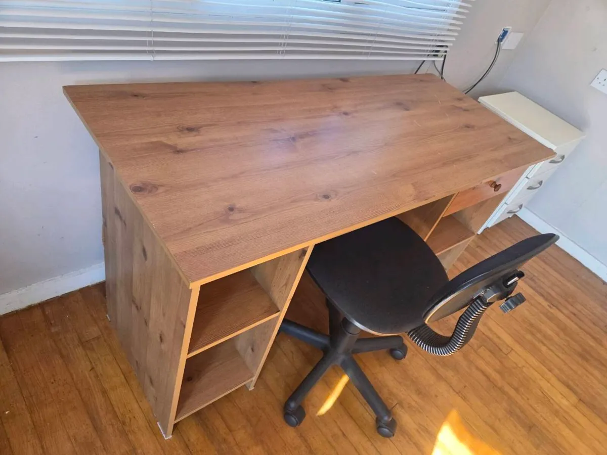 Office desk with chair - Image 1