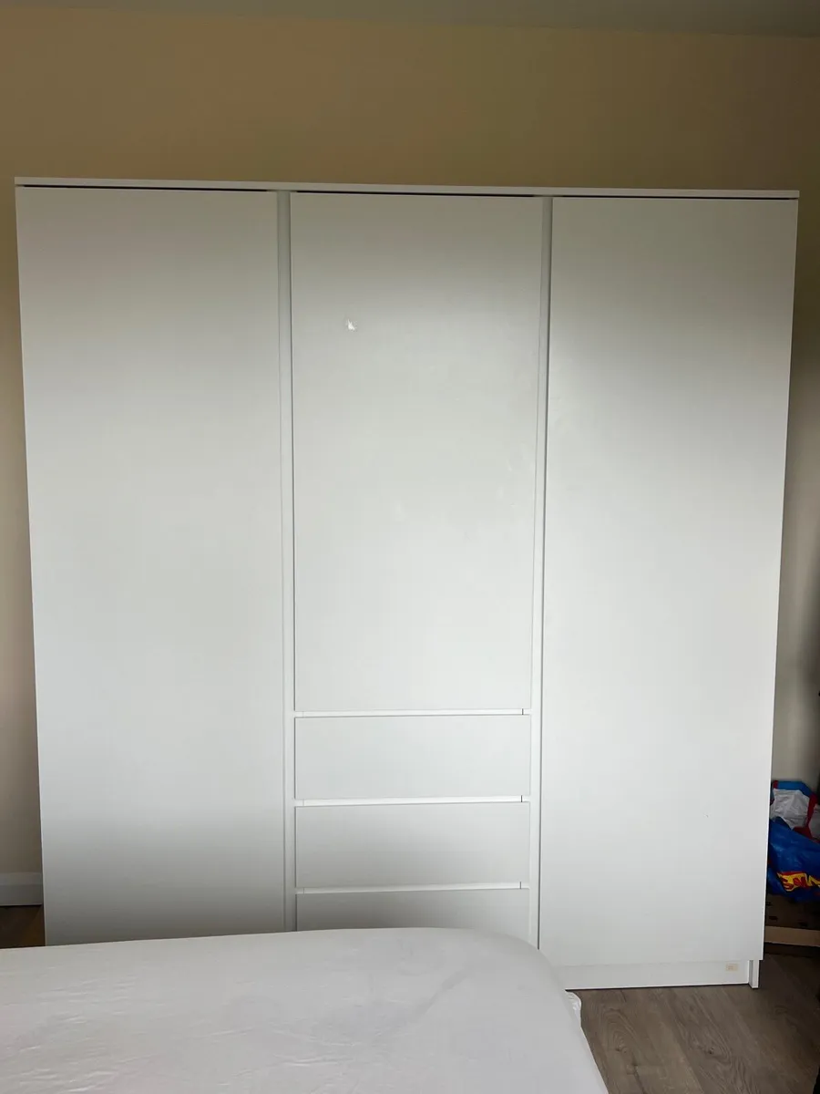 Drawers Closet - Image 1