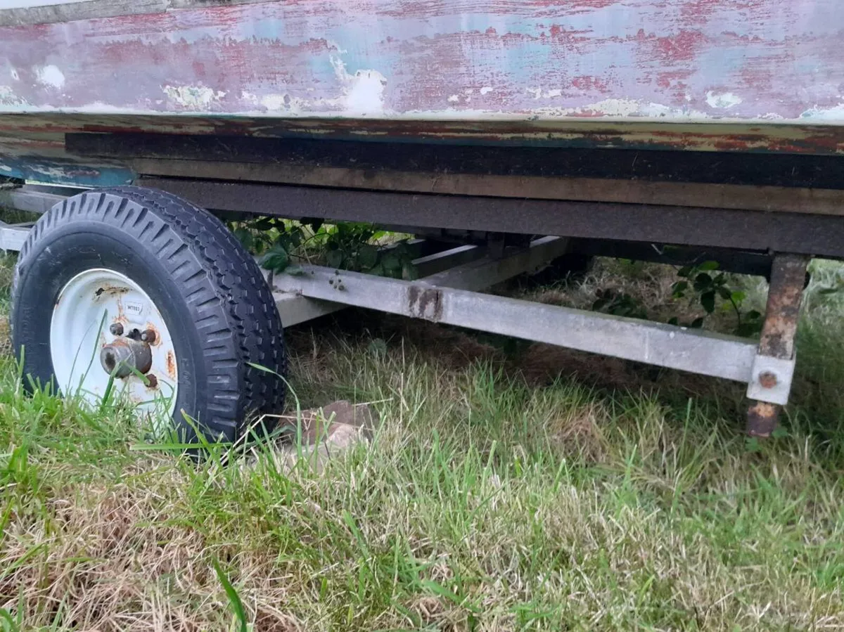 Boat and trailer - Image 4