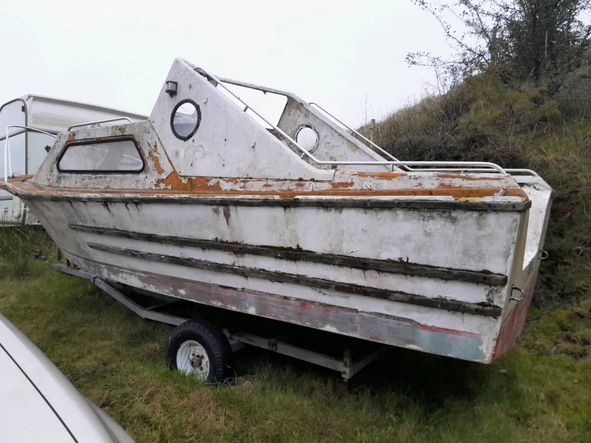 Boat and trailer - Image 3