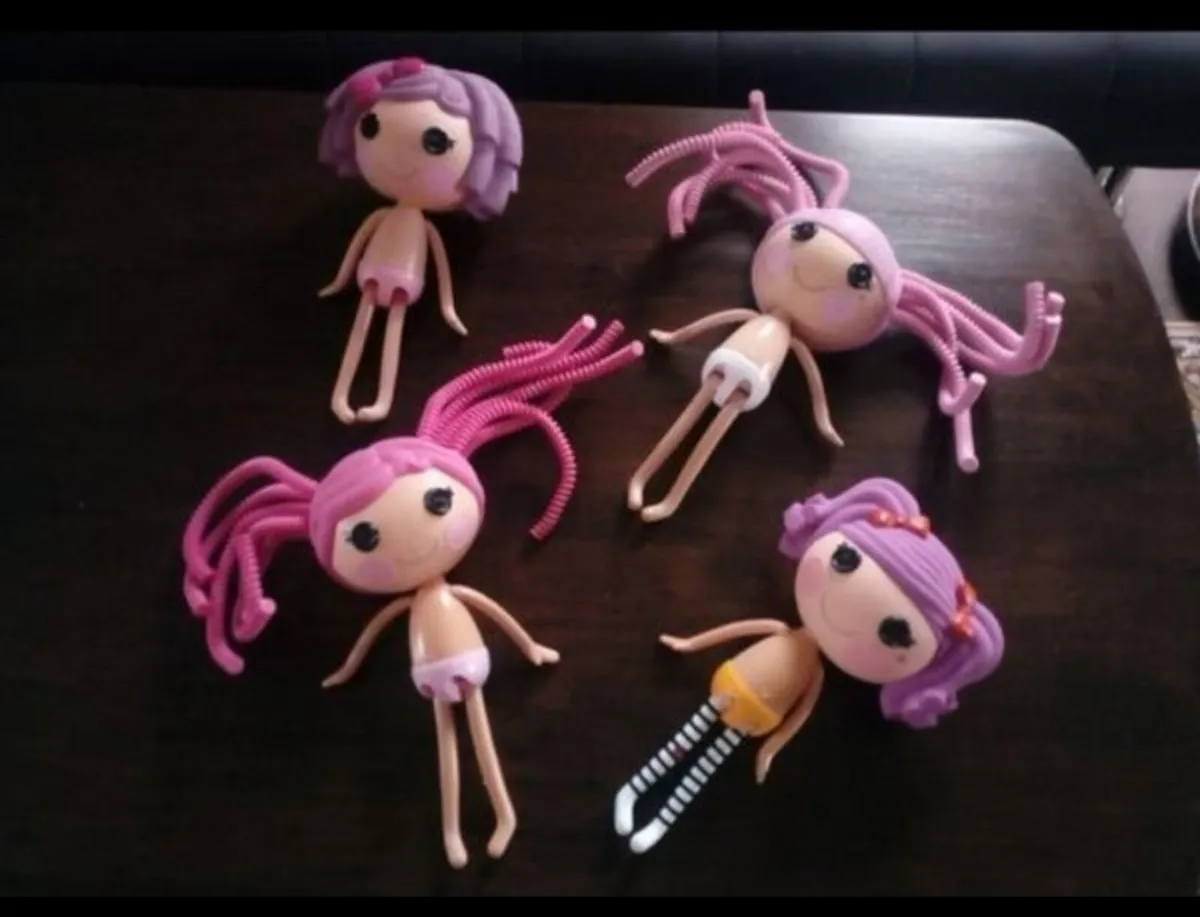 4 Dolls - Image 1