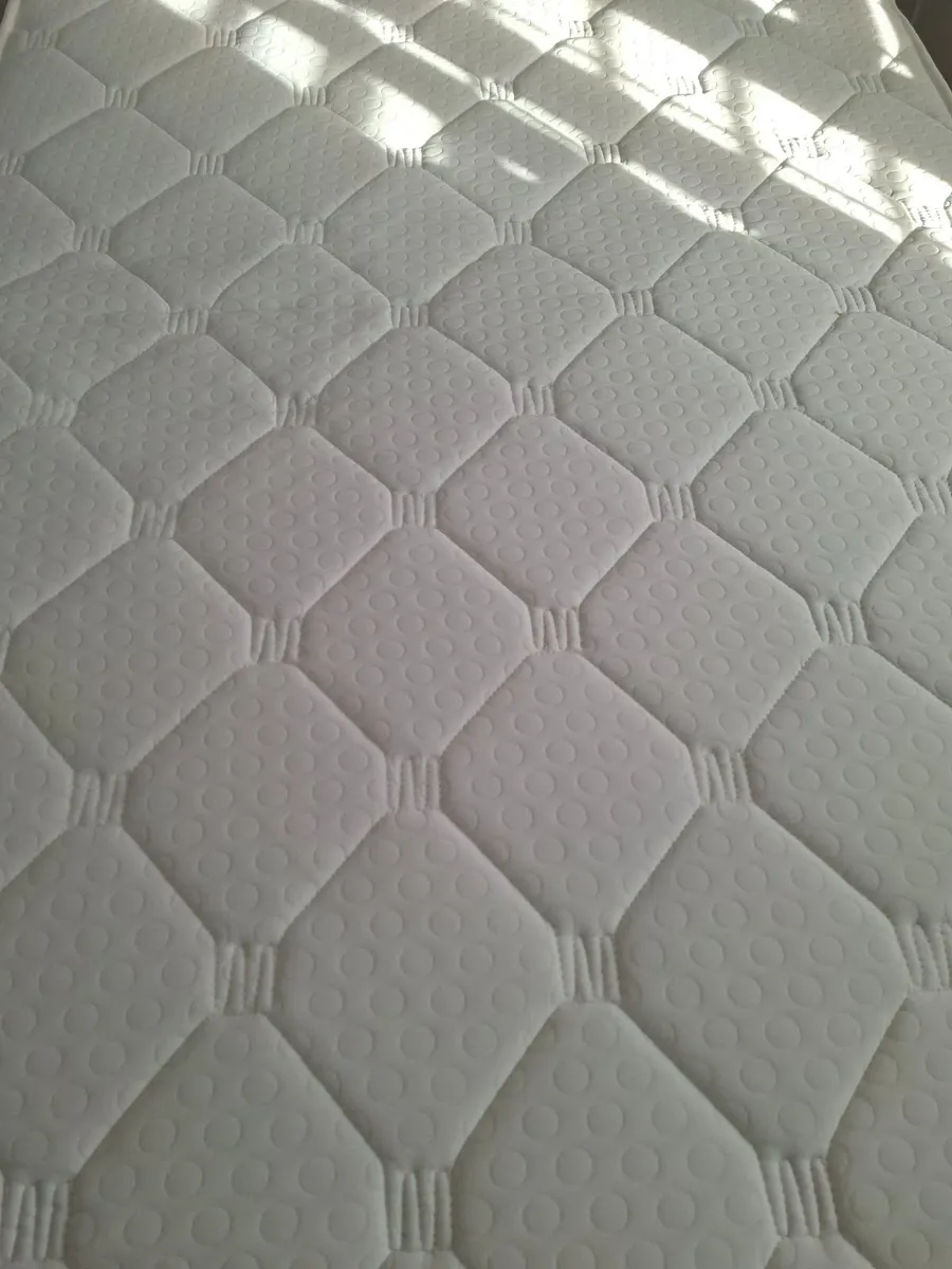 Small sized double bed - Image 4
