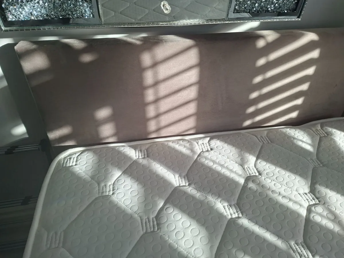 Small sized double bed - Image 2