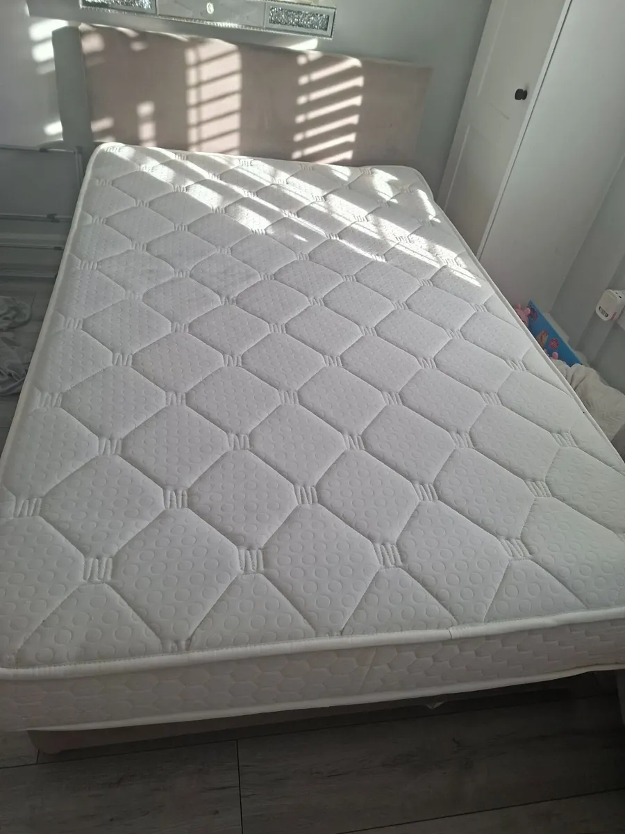 Small sized double bed - Image 3