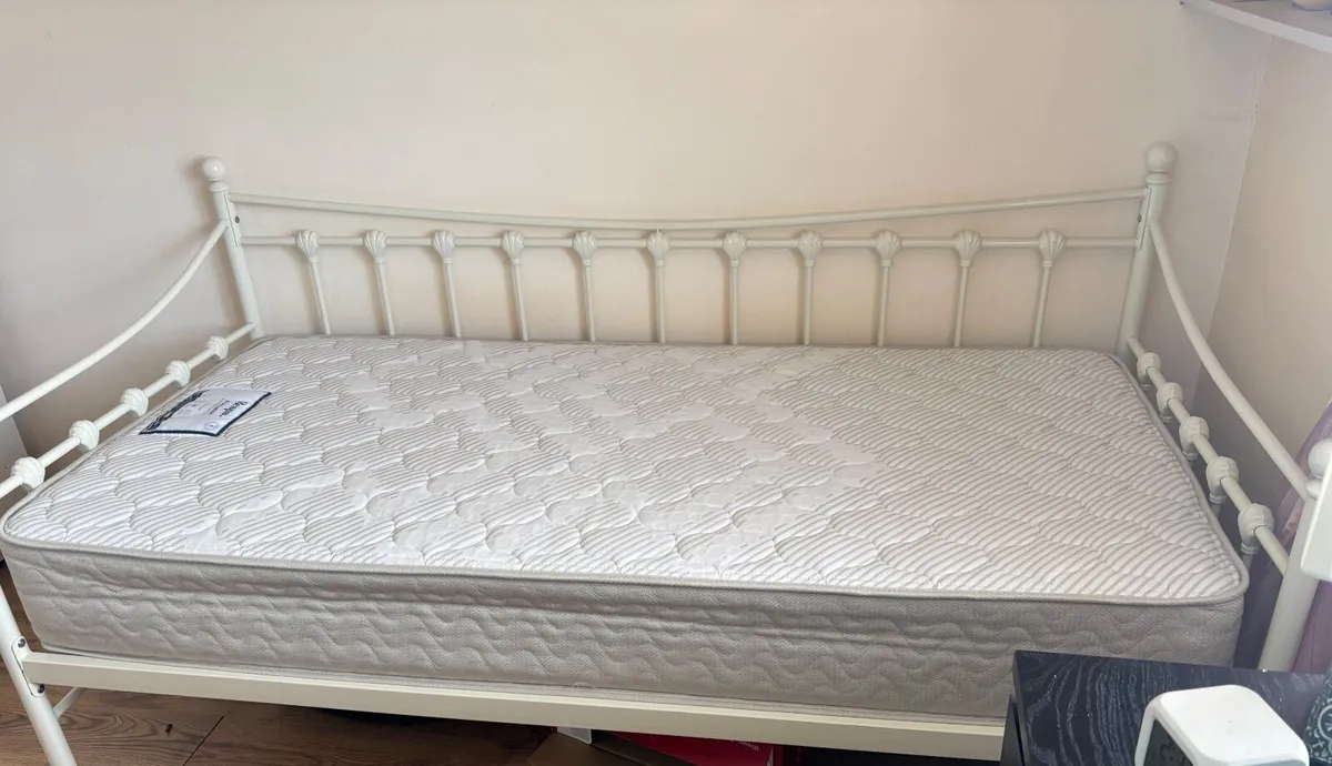 Single bed - Image 1