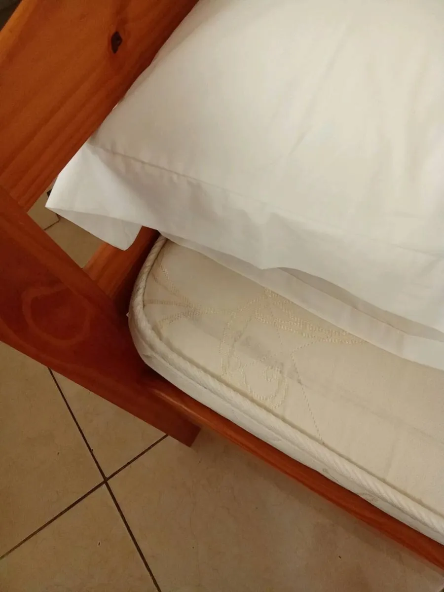 Single bed - Image 1