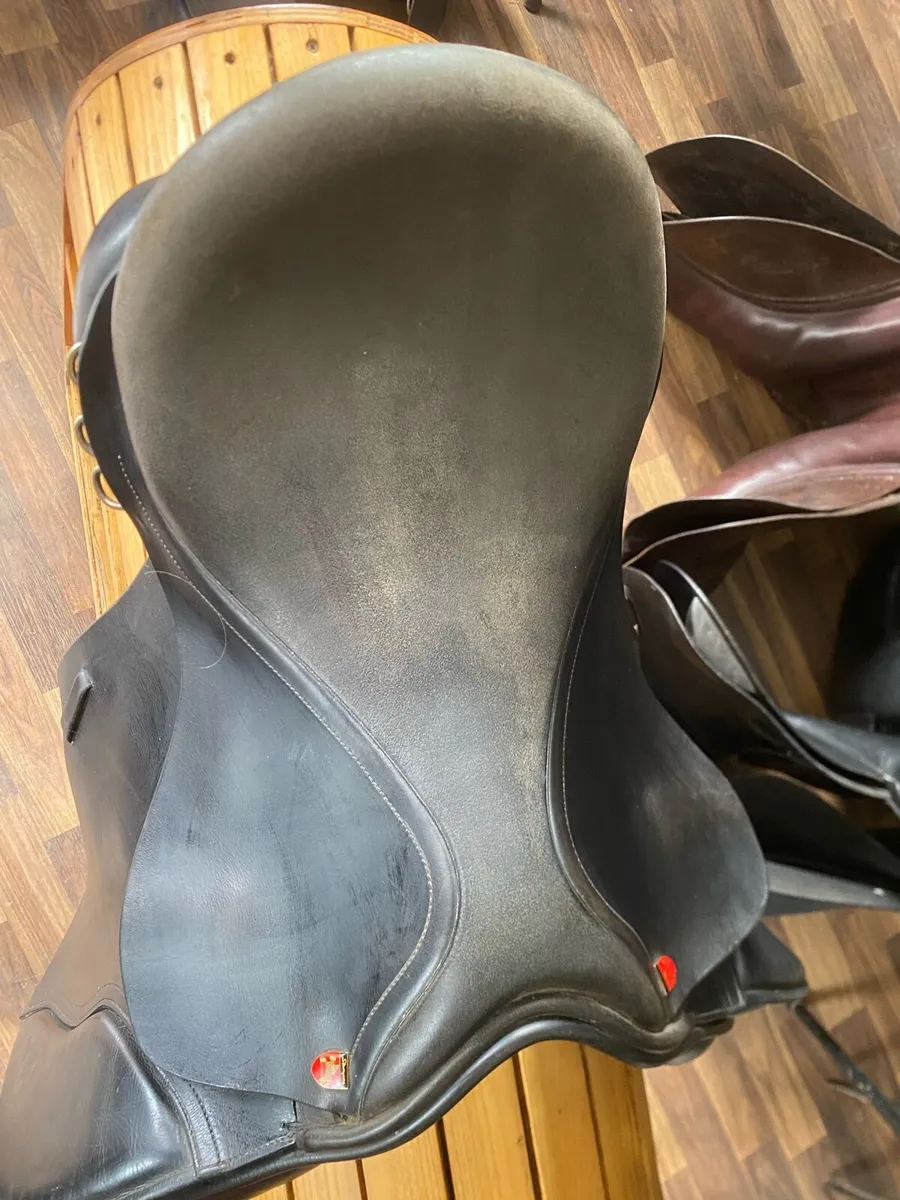 17” Wide sturgess BLAVK Leather saddle - Image 3
