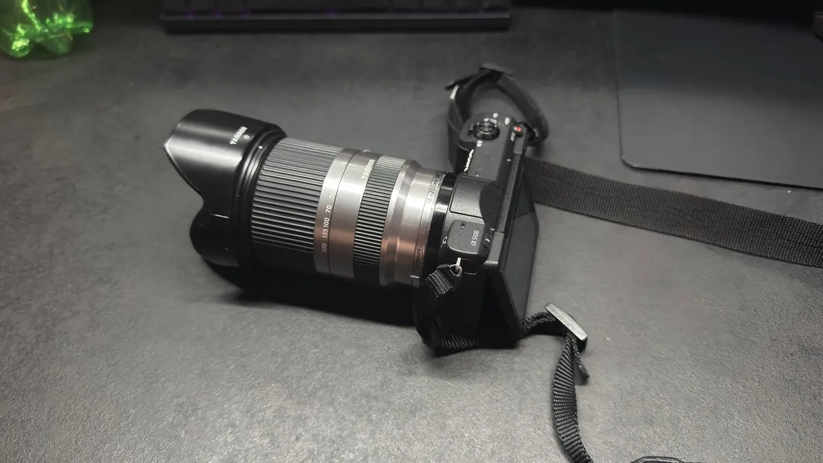 sony a5100 with 18-200mm and other accessories - Image 3