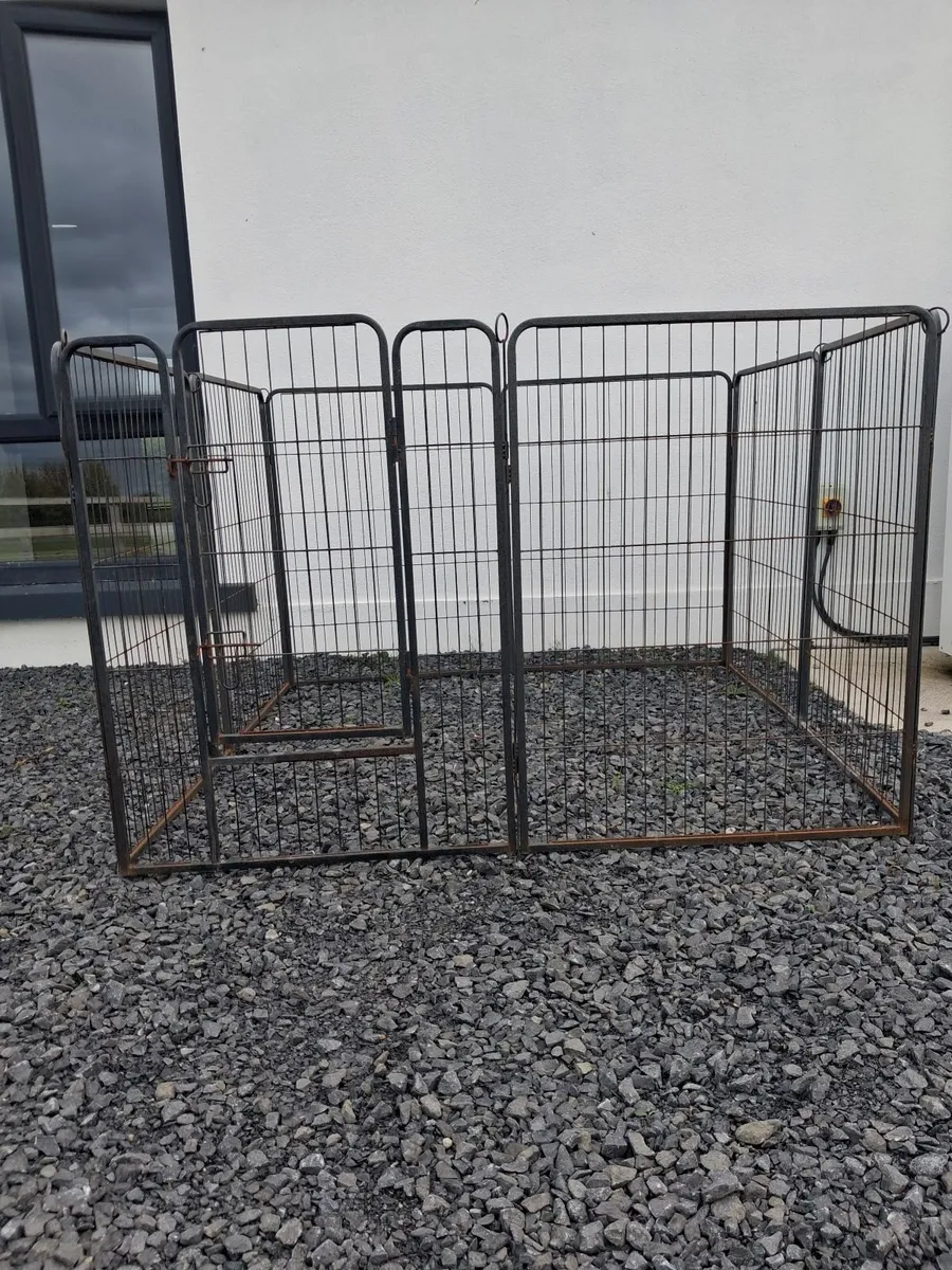 Dog cage and house - Image 1