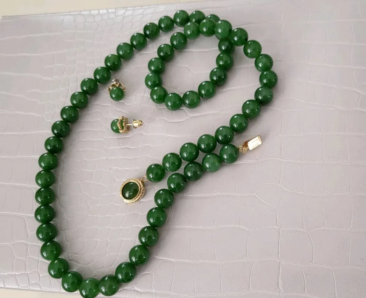 Beautiful Jade necklace & earring set. - Image 1
