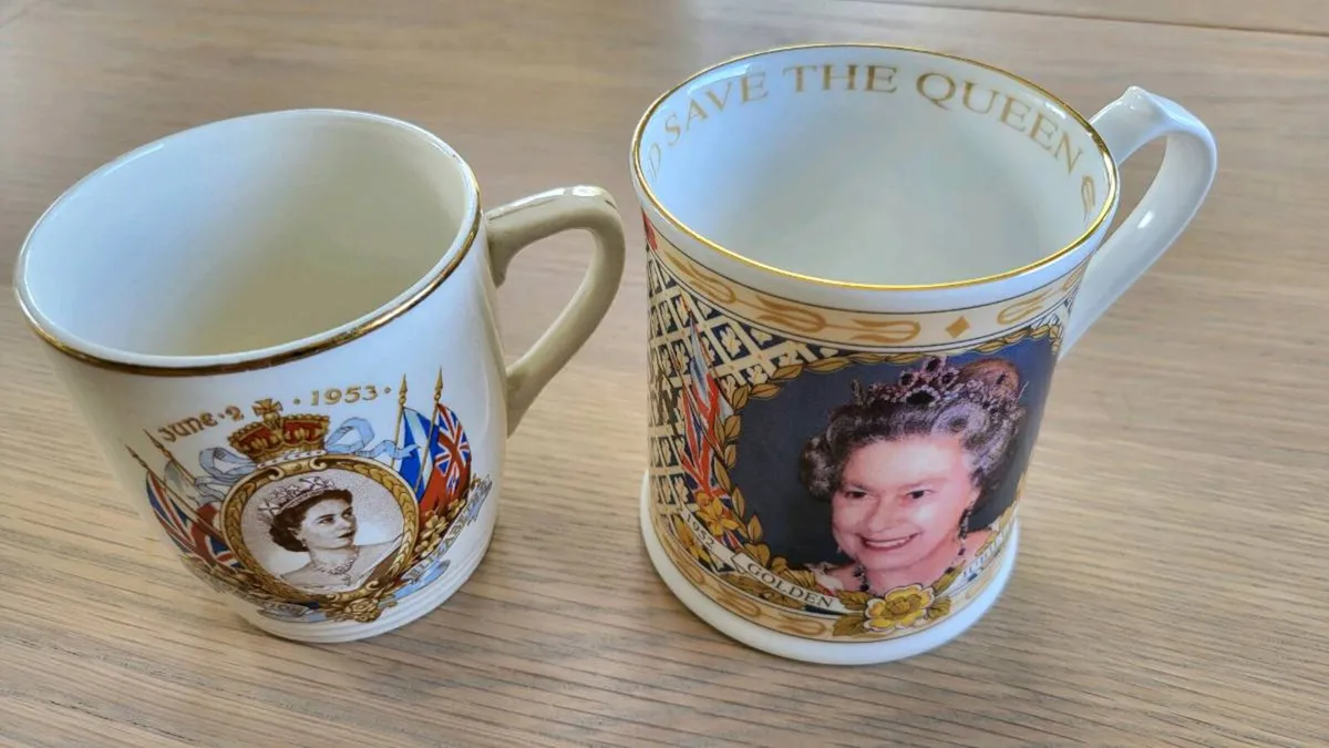 2 Royal souvenir mugs - Image 1