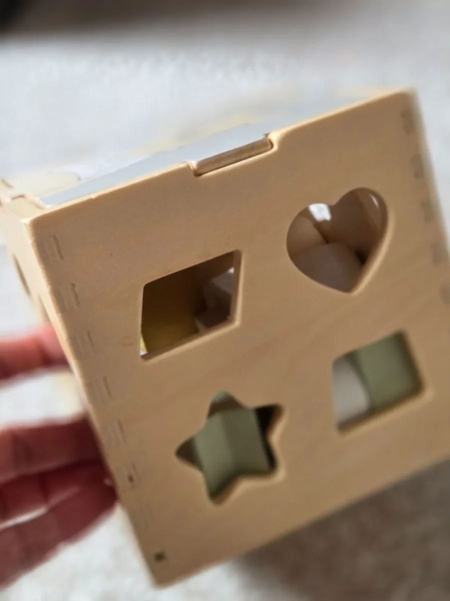 Shape sorting cube wooden toy - Image 4