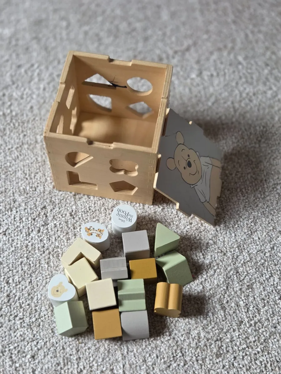Shape sorting cube wooden toy - Image 1