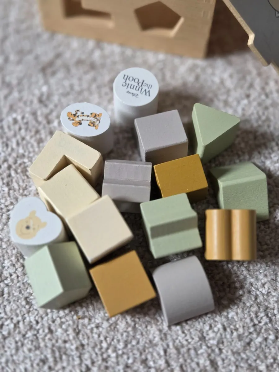 Shape sorting cube wooden toy - Image 2