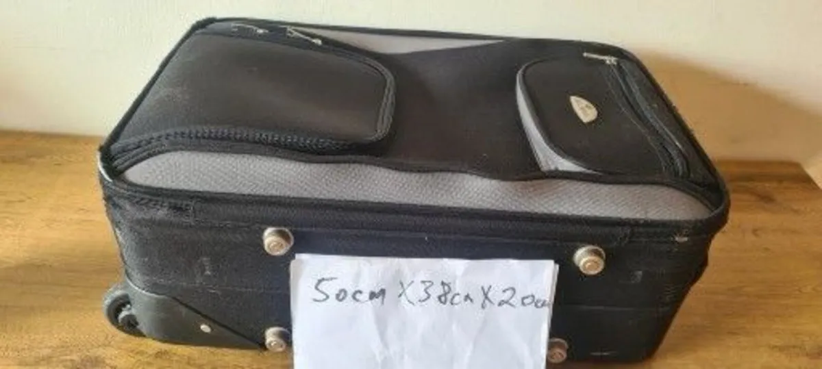 Carry on travel case on wheels ………………………20 - Image 1