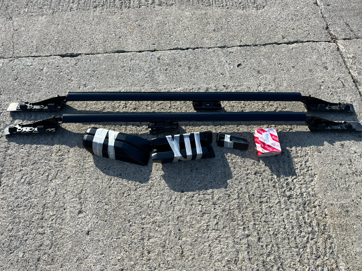 2025 Toyota Landcruiser roof rails/bars.