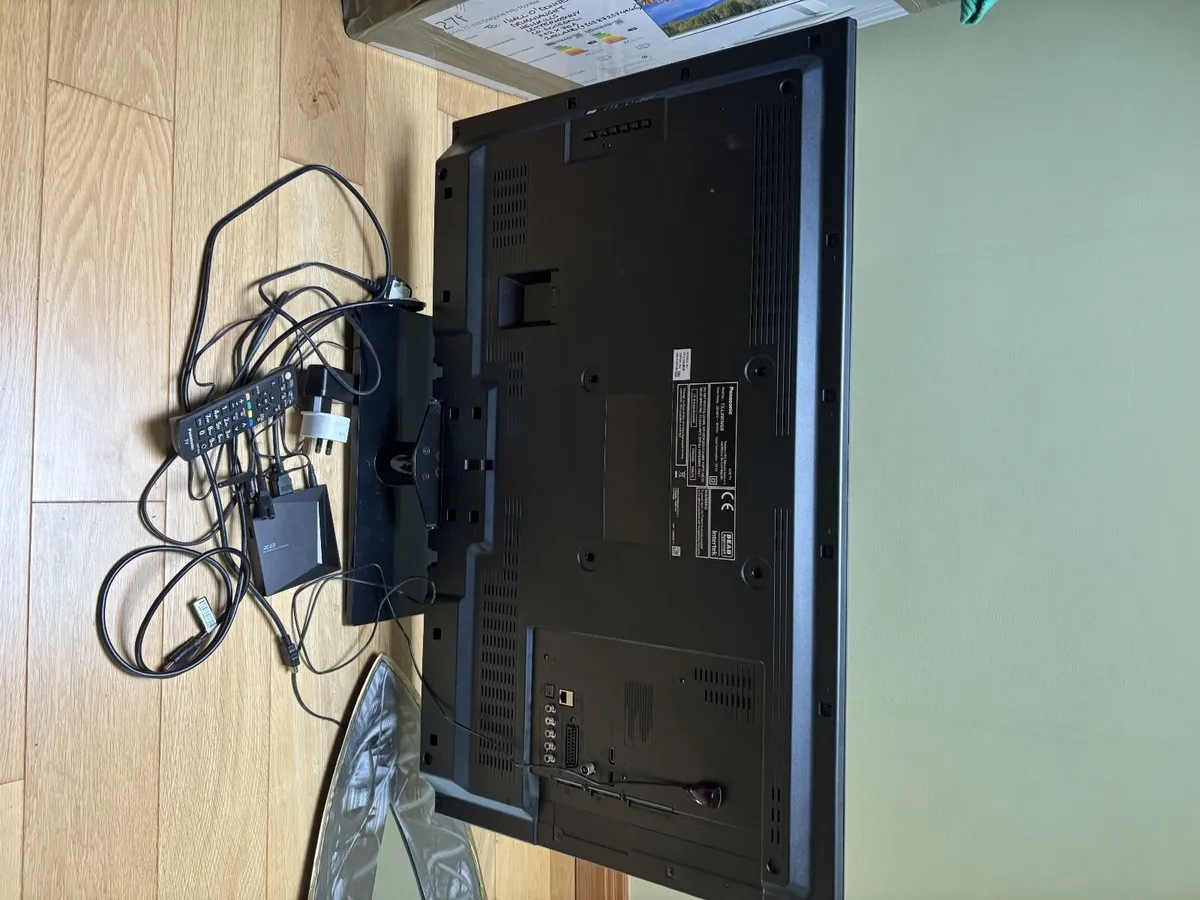 Panasonic TX-L39EM6B Television - Image 2