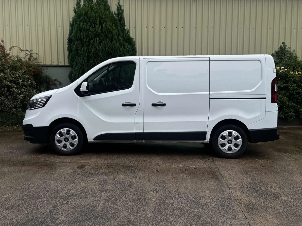 Renault Trafic 2024, 2.0L, Ply Lined - Image 4