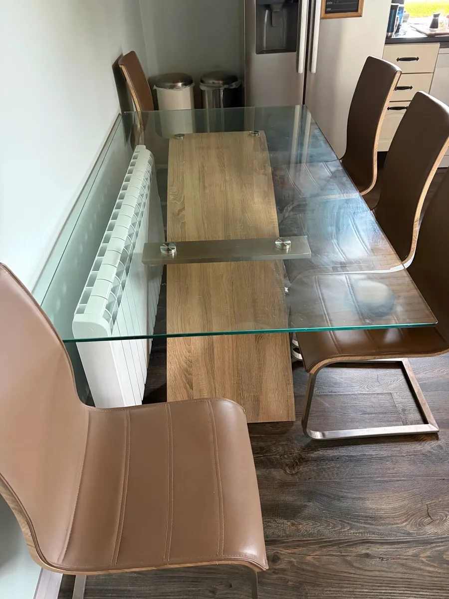 Stunning table and 6 chairs - Image 1