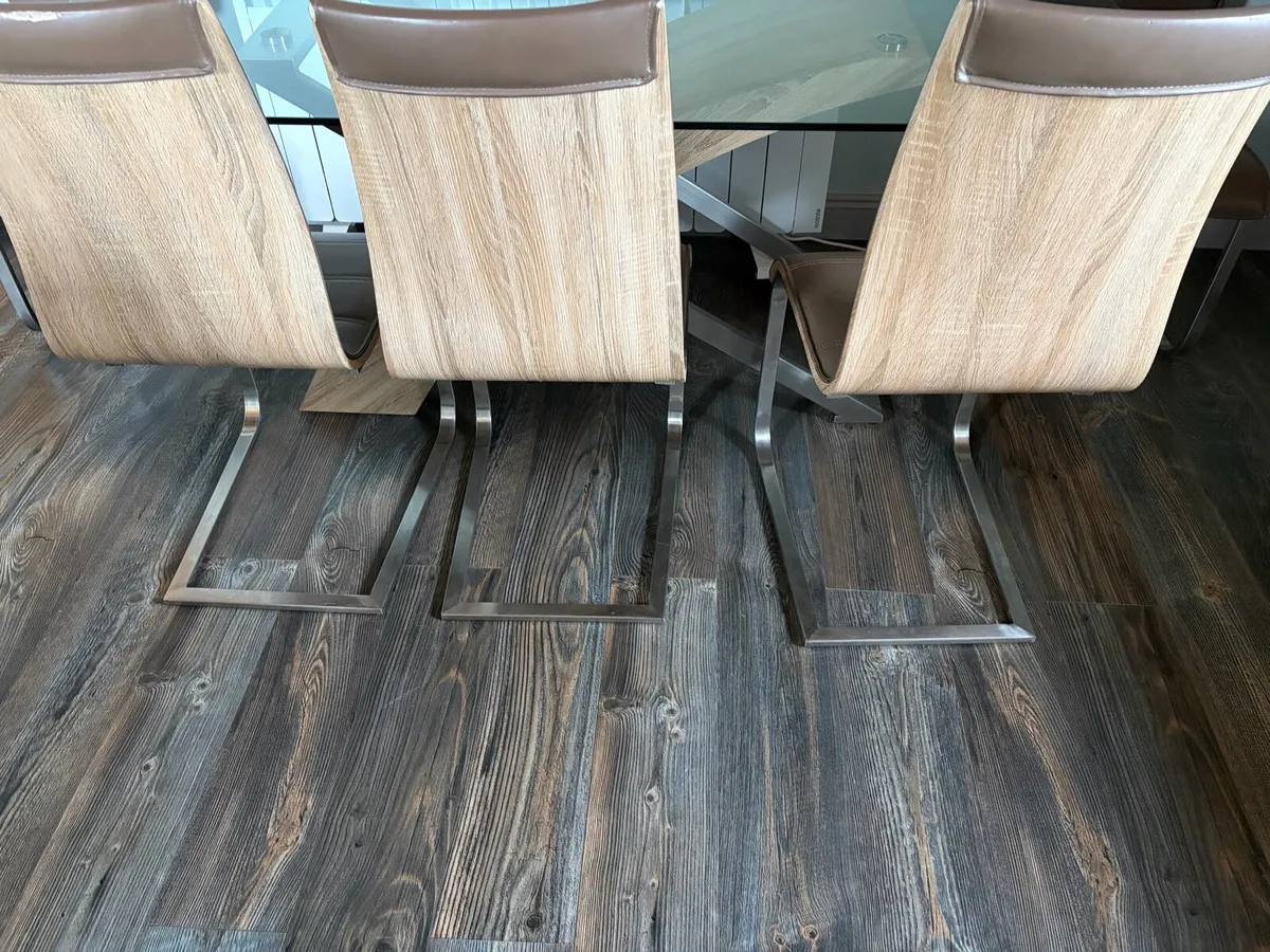 Stunning table and 6 chairs - Image 2