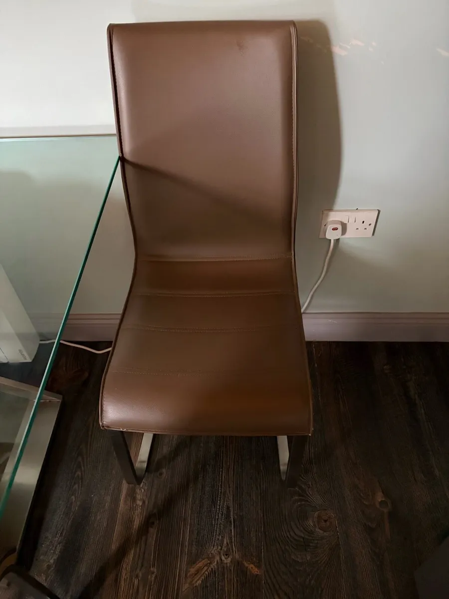 Stunning table and 6 chairs - Image 3