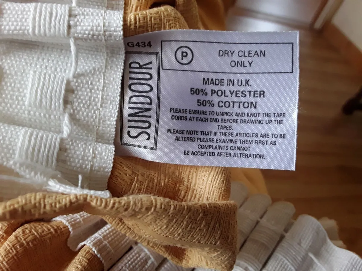 Small pale mustard curtain in new condition - Image 2