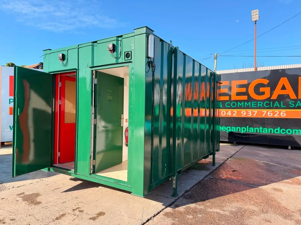 16ft Male & Female Toilet Block + Shower.... 3694 - Image 3