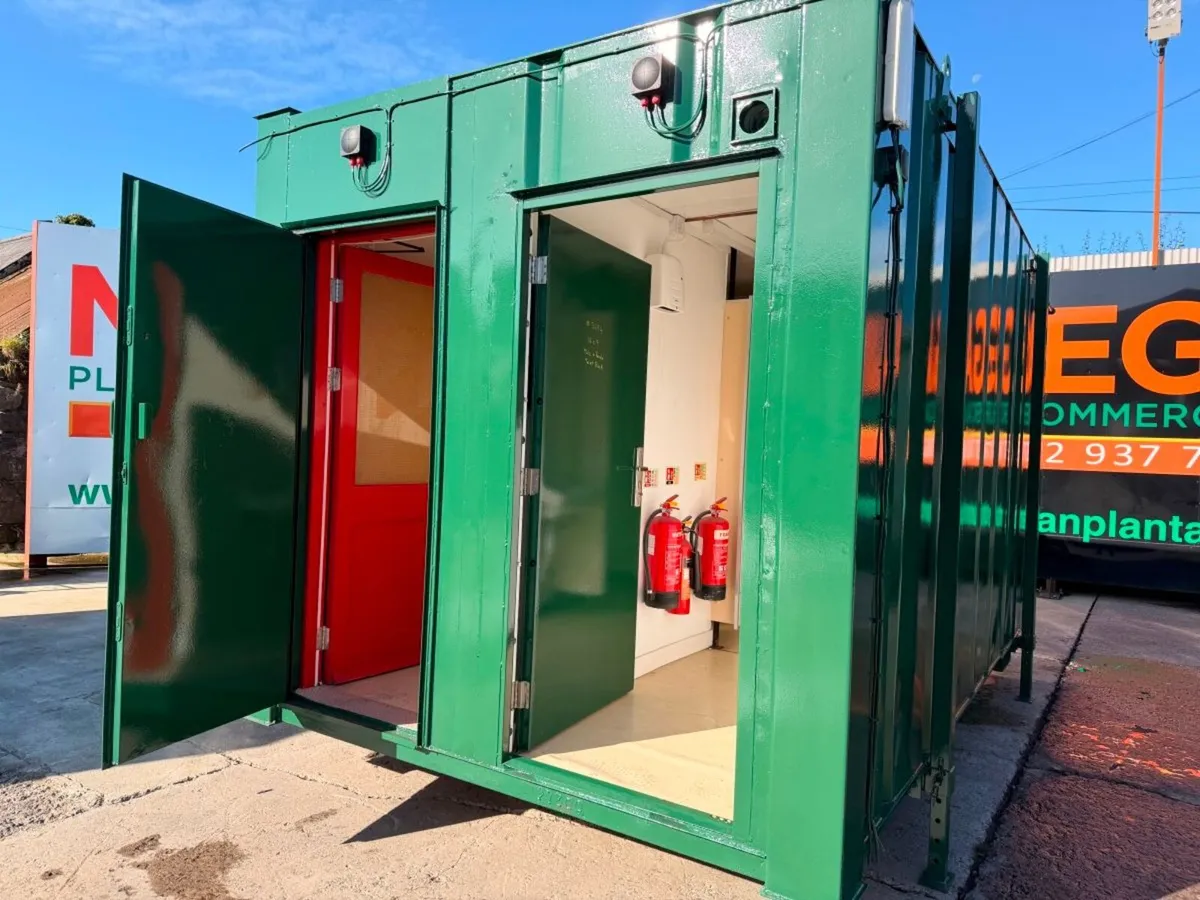 16ft Male & Female Toilet Block + Shower.... 3694 - Image 4
