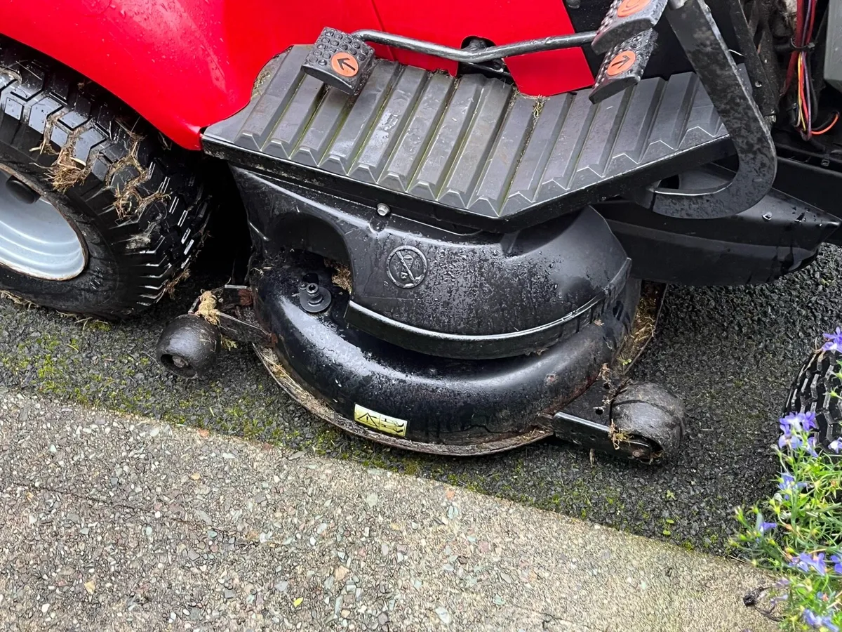 Castlegarden 22HP hydro ride on lawnmower - Image 2