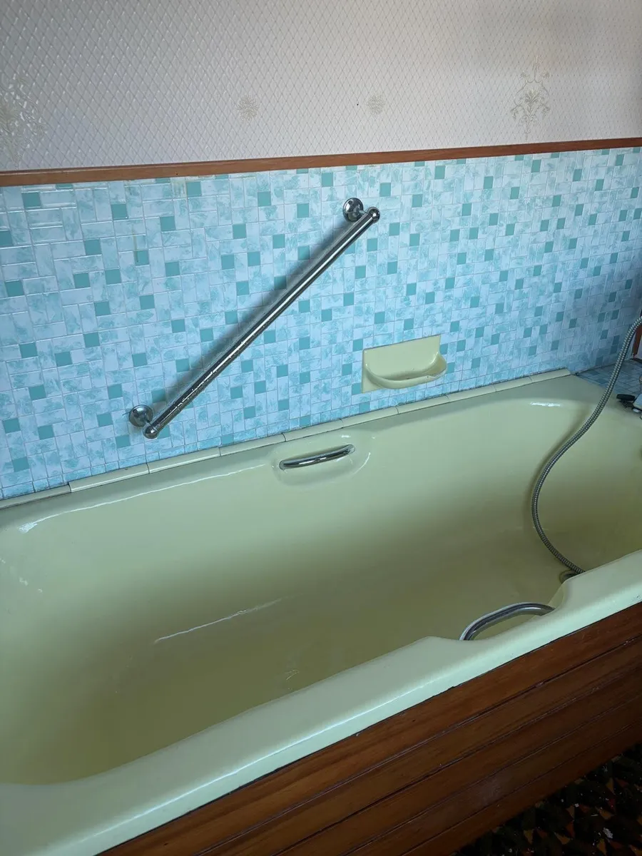 Retro Primrose Yellow Bathroom Suite - Image 4