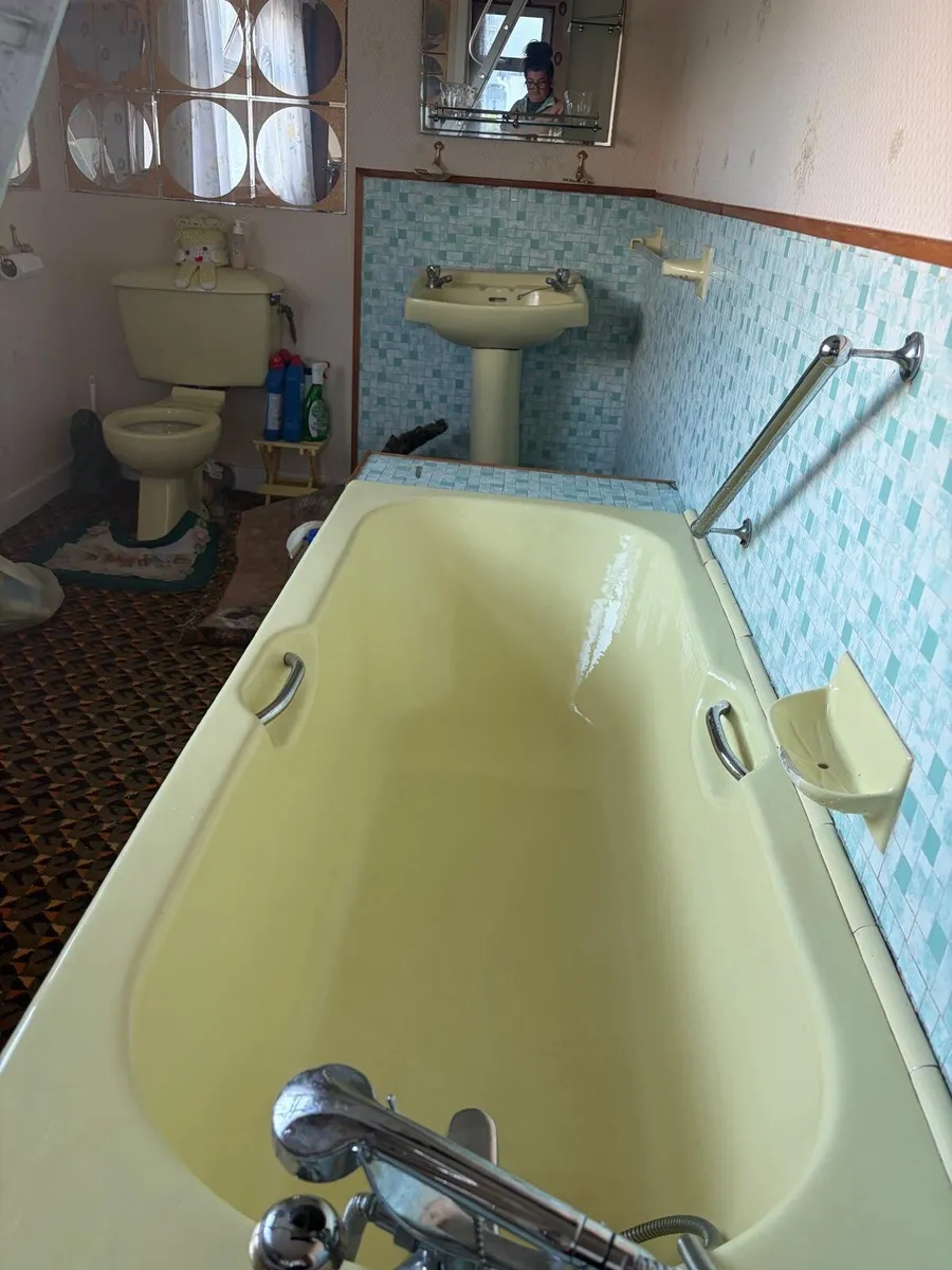 Retro Primrose Yellow Bathroom Suite - Image 2