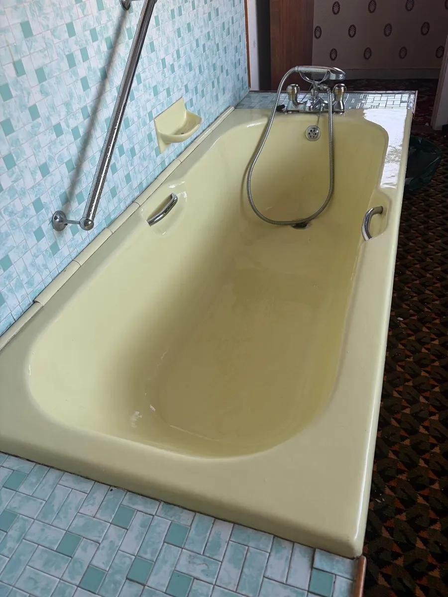 Retro Primrose Yellow Bathroom Suite - Image 3