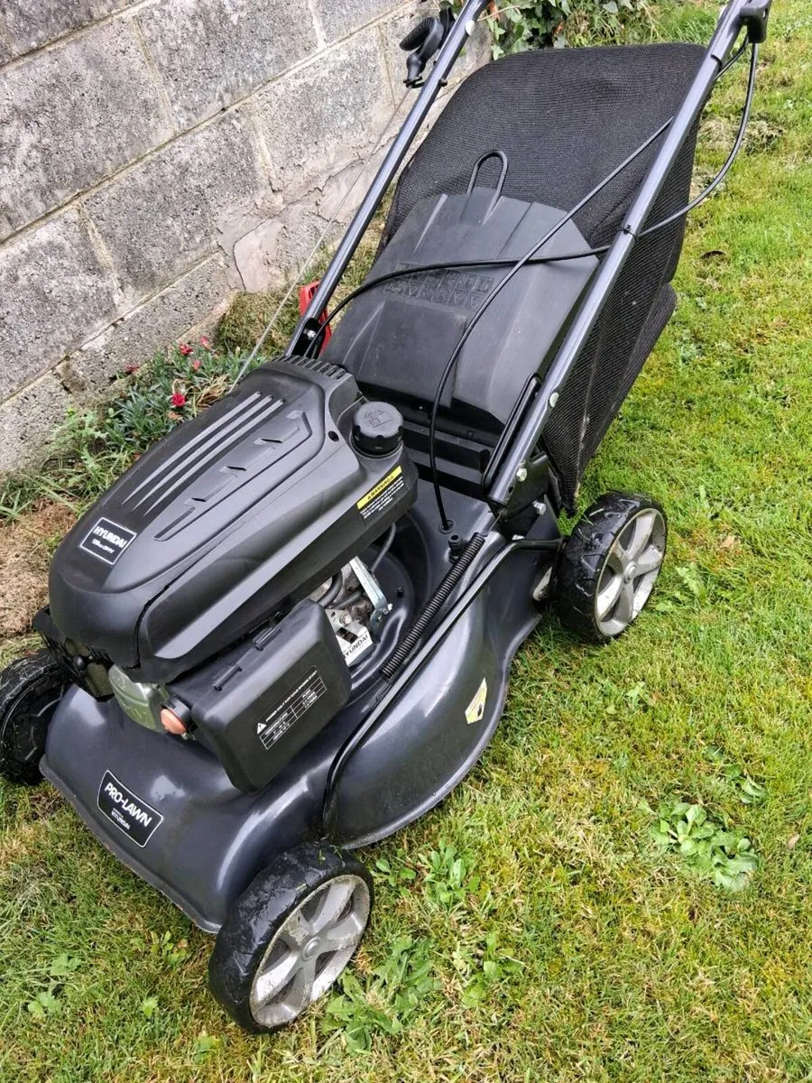 Self drive lawnmower in excellent working order - Image 2