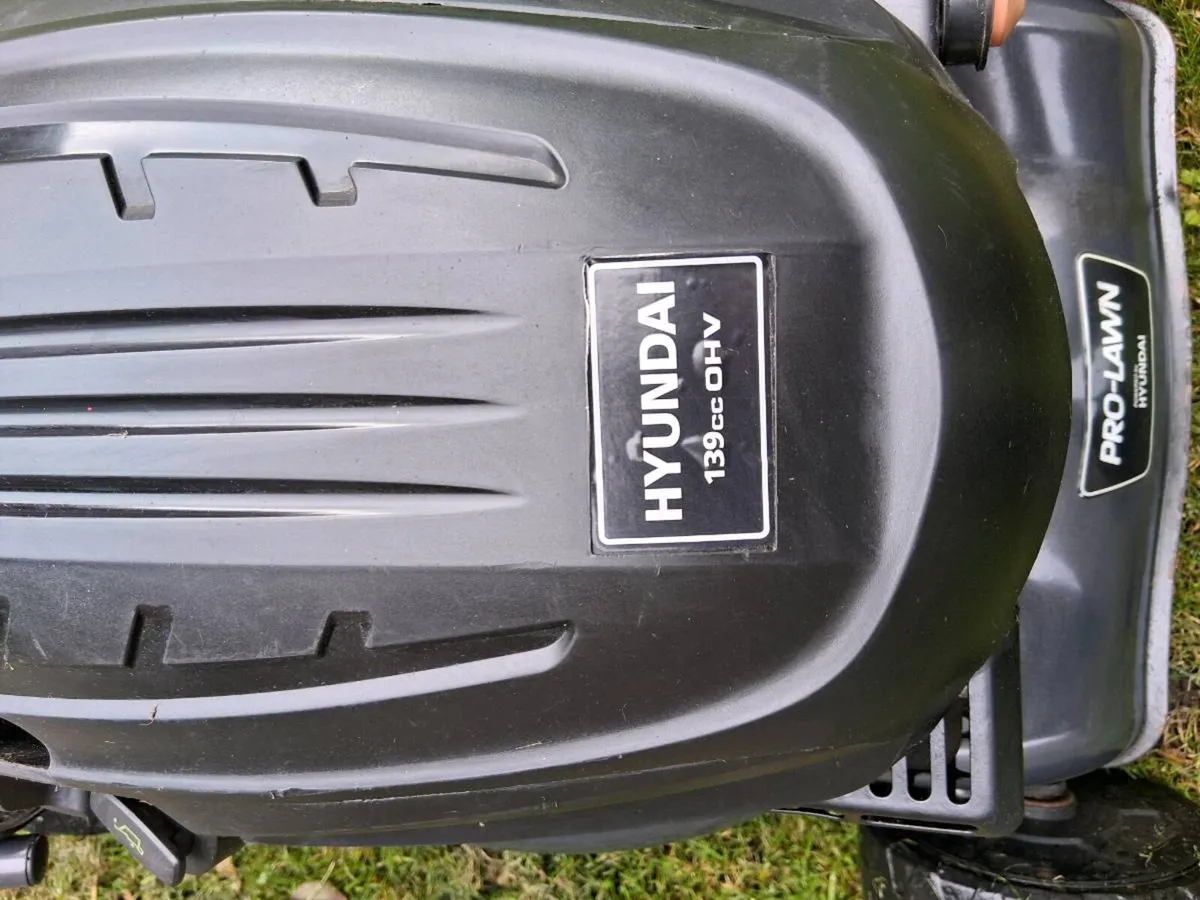 Self drive lawnmower in excellent working order - Image 4