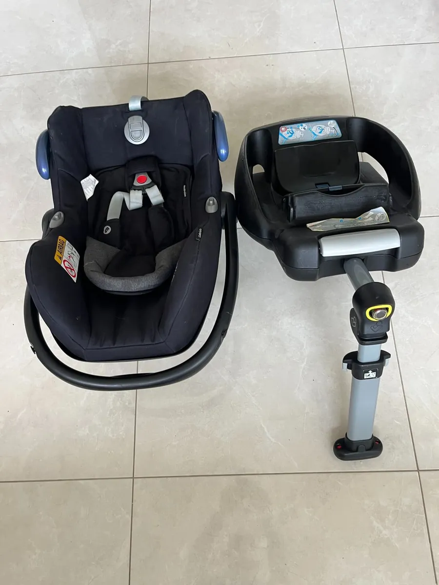 Maxi-cosi car seat and iso fix base bundle - Image 2