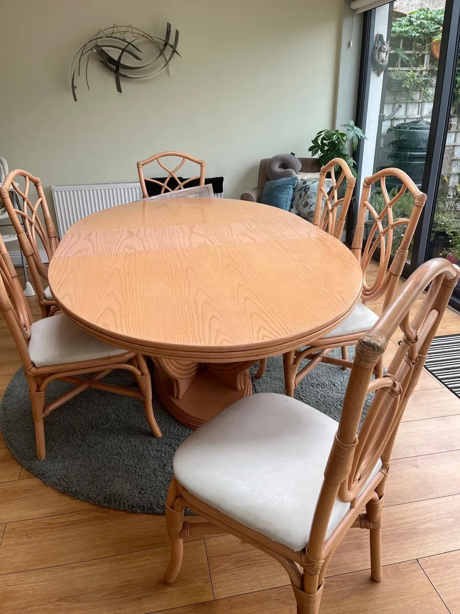 Lovely dinning table and 6 chairs. - Image 1