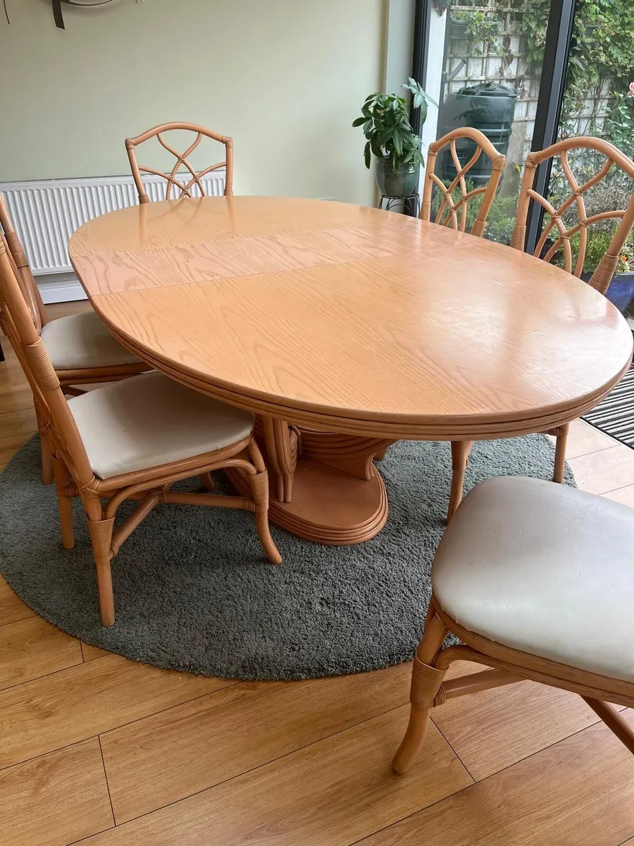 Lovely dinning table and 6 chairs. - Image 4