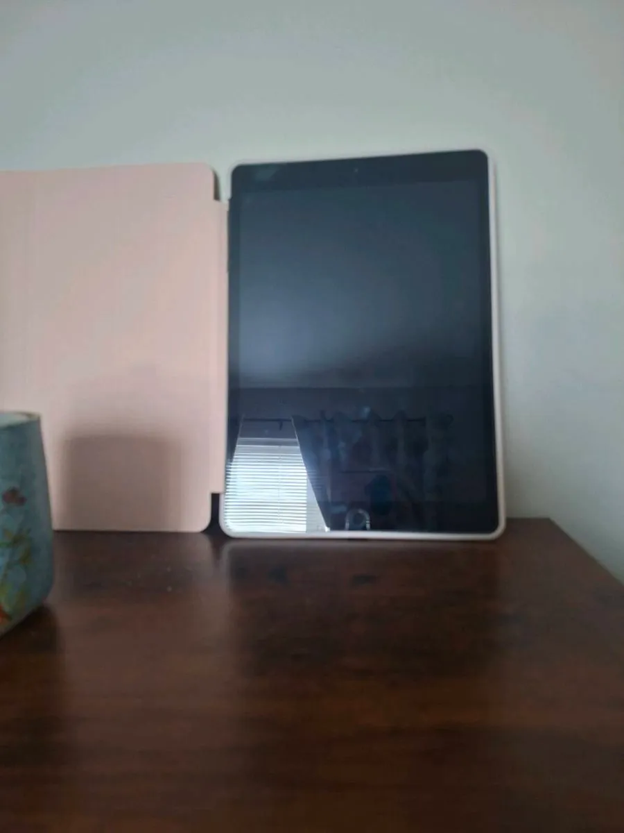 Ipad series 7 - Image 1