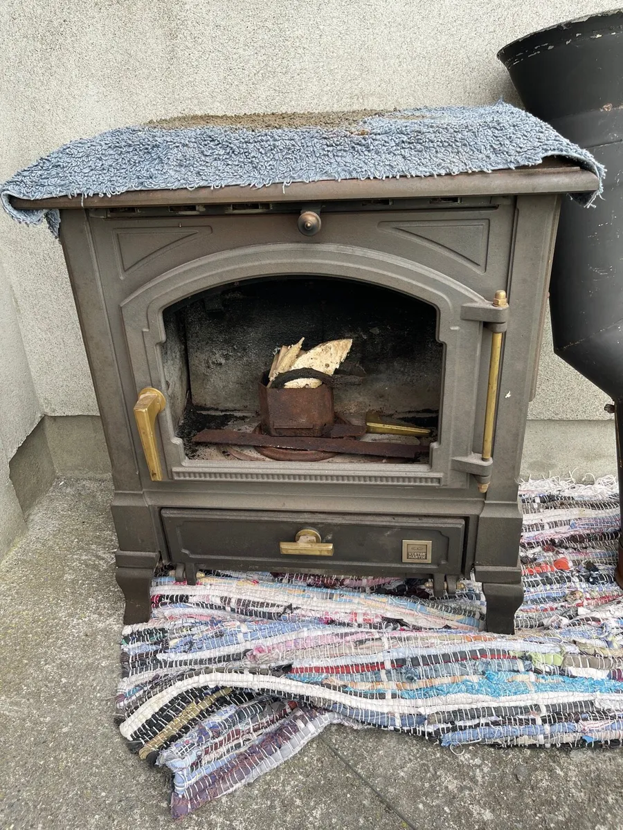 Stove. Needs work doing to it. - Image 1