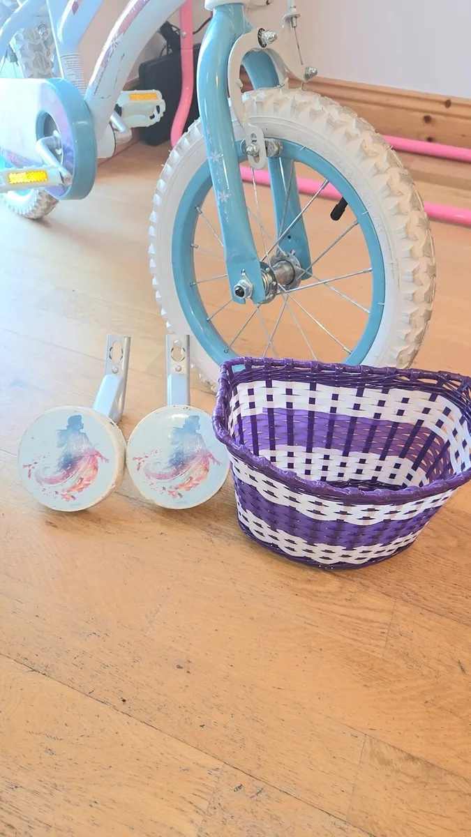 14 inch Frozen Bike with helmet, stabilisers, bask - Image 3