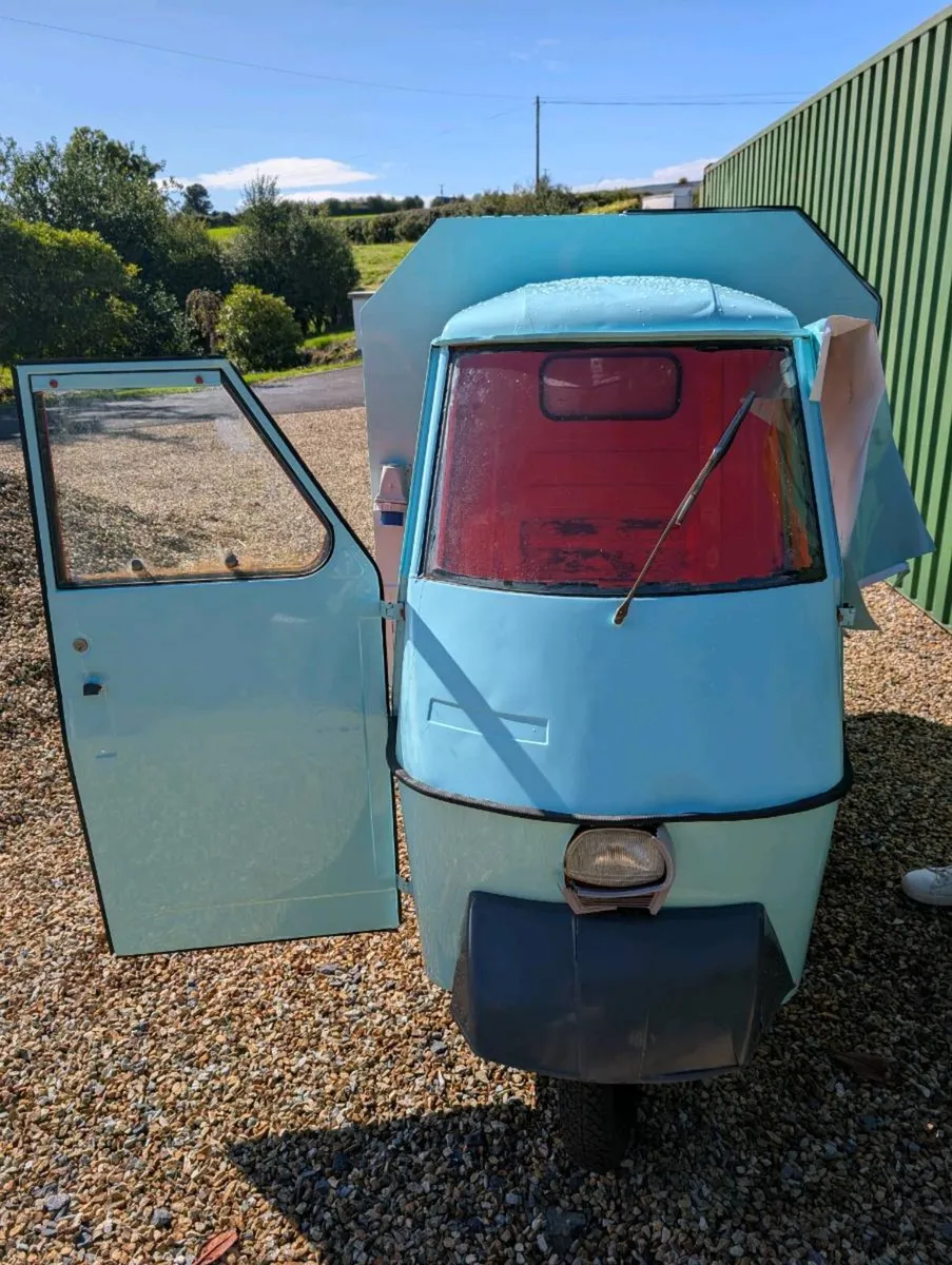 Vintage Piaggio Ape Food Truck - Image 1