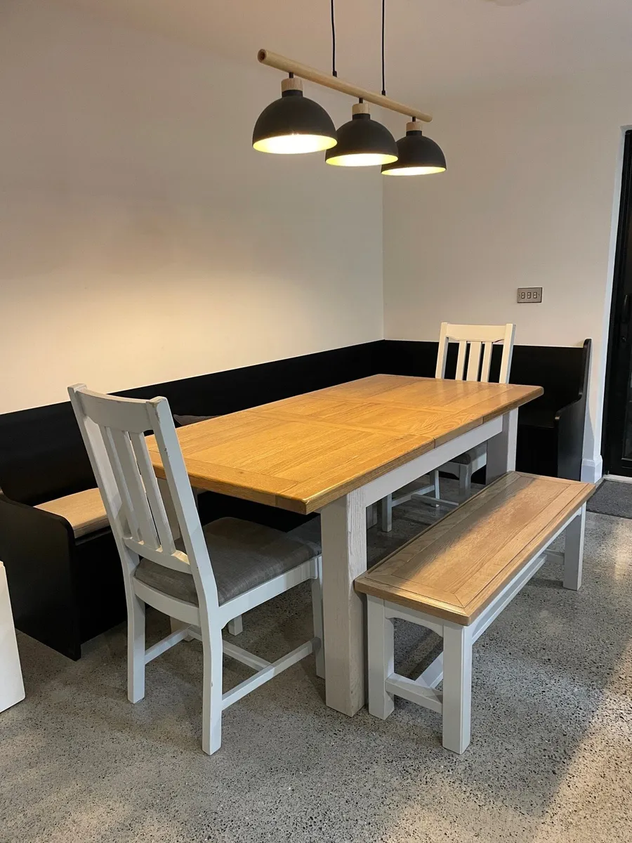 Table and chairs - Image 1