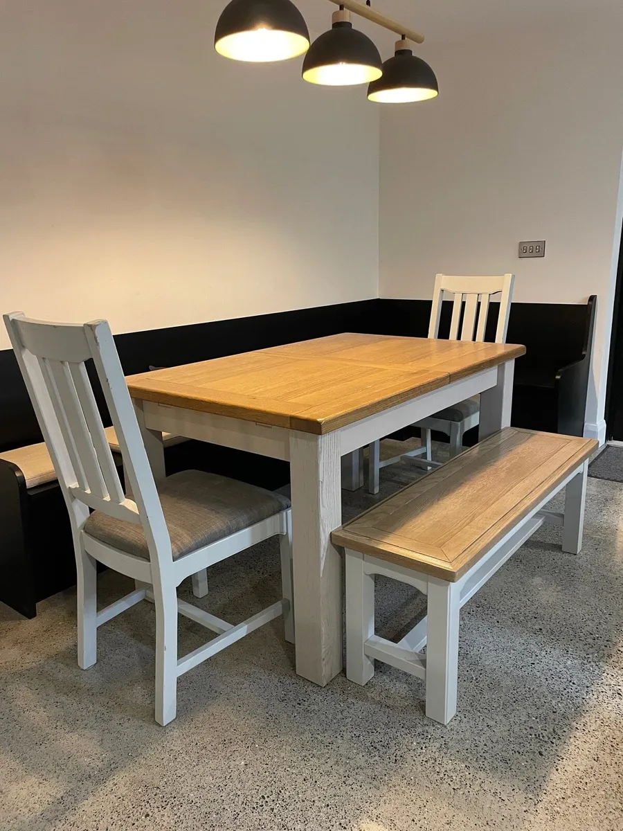 Table and chairs - Image 2