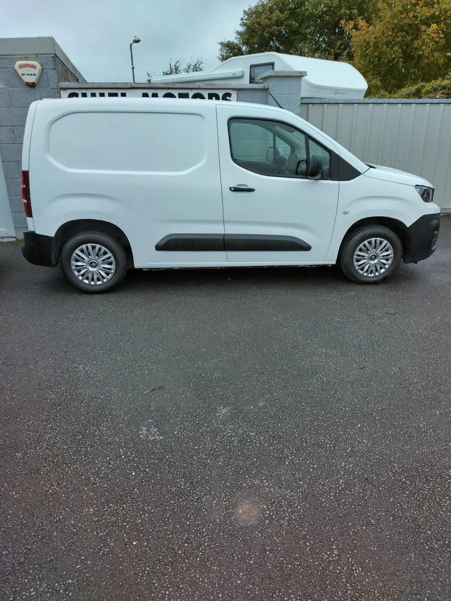 2021 PARTNER THREE SEATER - Image 1